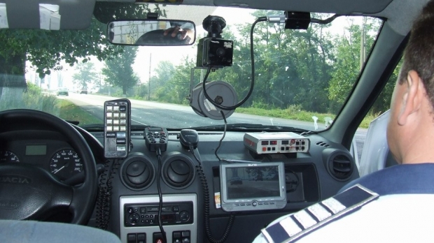 Tanara, surprinsa de radar conducand cu 200 km/h pe autostrada