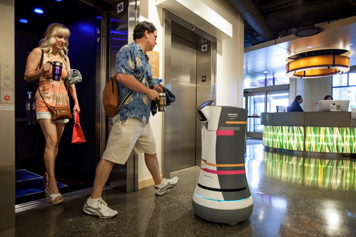 El este „A.L.O.”, primul robot majordom din industria hoteliera!
