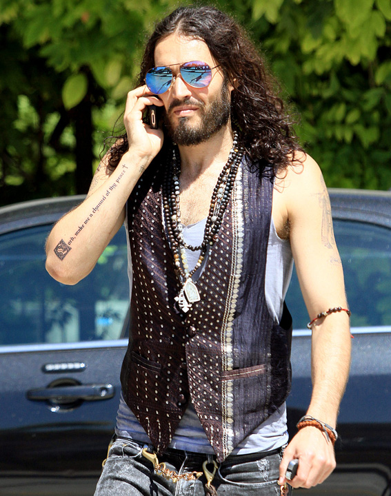 Russell Brand, acuzat ca a maltratat o maseuza