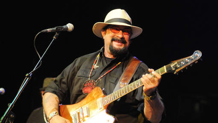 Steven Seagal si-a afisat sustinerea pentru separatistii prorusi din Crimeea