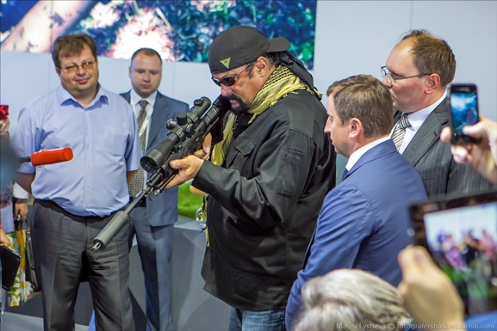 Steven Seagal a intors armele