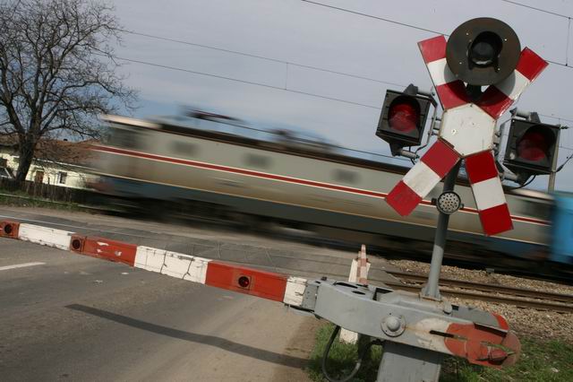 Gest extrem de riscant al unui sofer din Iasi, pentru care a fost amendat. Ce a facut la o trecere la nivel cu o cale ferata!