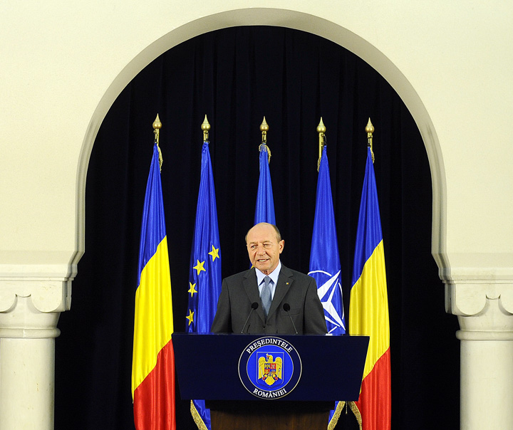 Basescu la tribuna - Ziarul National