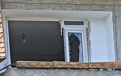 Explozie puternica intr-un bloc din Brasov: o locatara ranita si 12 garsoniere afectate!