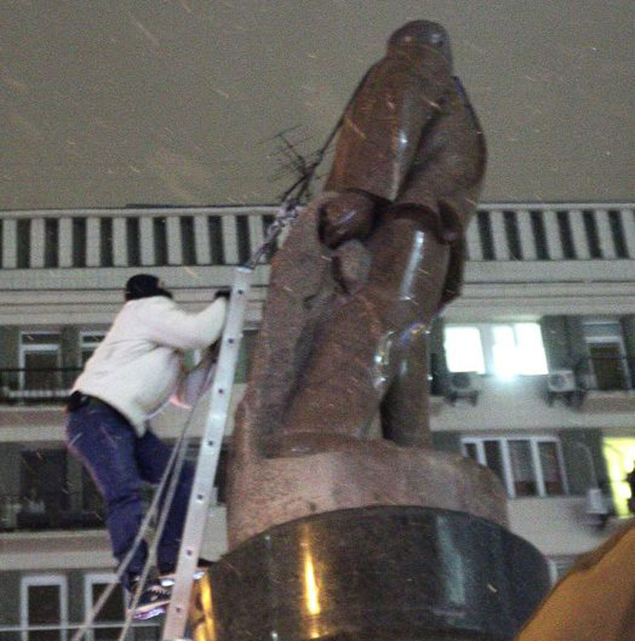 Lenin,  daramat de pe soclu in Harkov