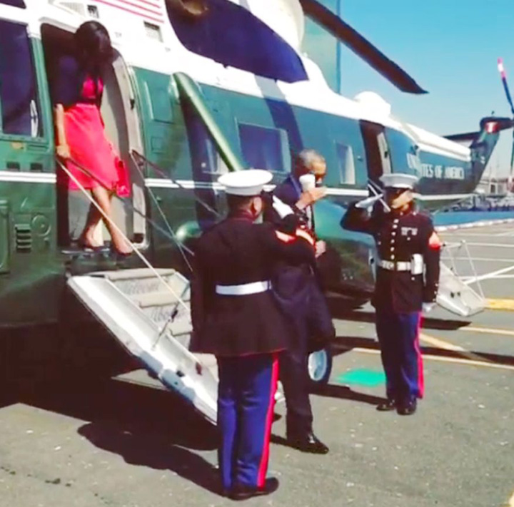 Obama saluta militarii cu cana de cafea