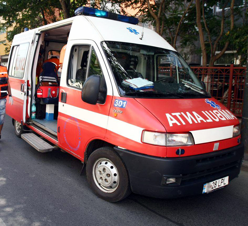 O masina a lovit in plin mai multe persoane aflate la o terasa