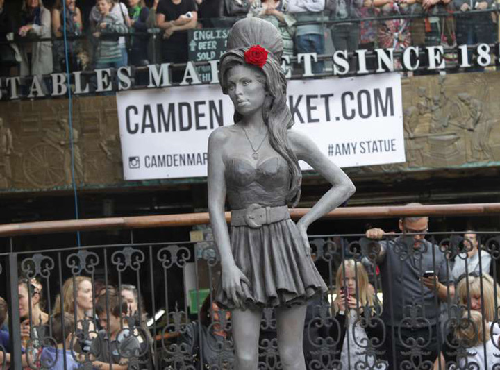 Statuie in Londra pentru Amy Winehouse