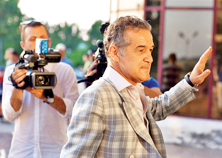 Becali vrea telefon in celula!