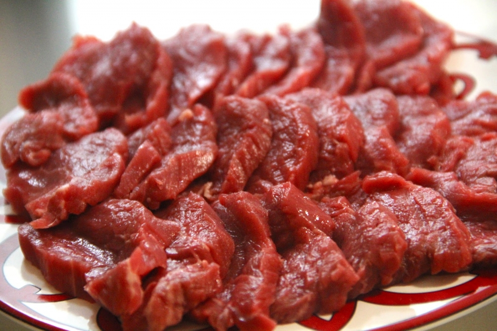 Caz socant in Dambovita: Acuzati ca au vandut peste 153 de tone de carne de vita, folosind certificate veterinare false!