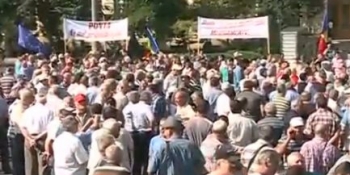 Protest de amploare in fata Guvernului: „Micsorati taxele si impozitele”