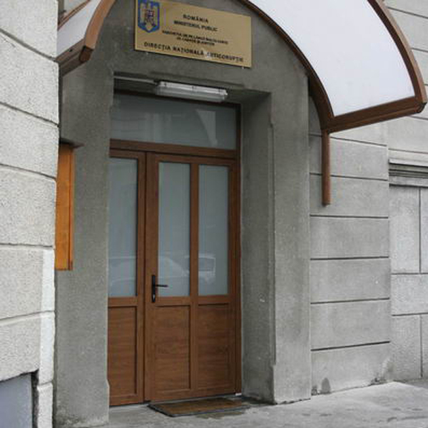 Inspector scolar acuzat de trafic de influenta si luare de mita pus sub control judiciar