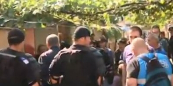 Zeci de oameni, evacuati cu forta din Centrul Vechi