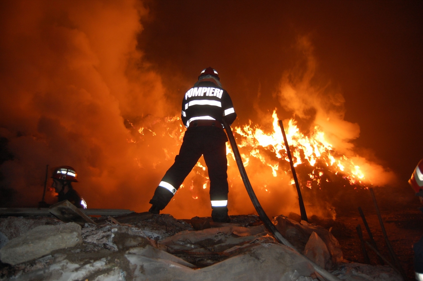 Un incendiu violent a facut prapad intr-o biserica suceveana