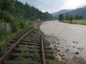 Traficul feroviar, afectat de inundatii: patru trenuri nu vor mai circula, luni. Alte 5 ruleaza pe ruta deviata!