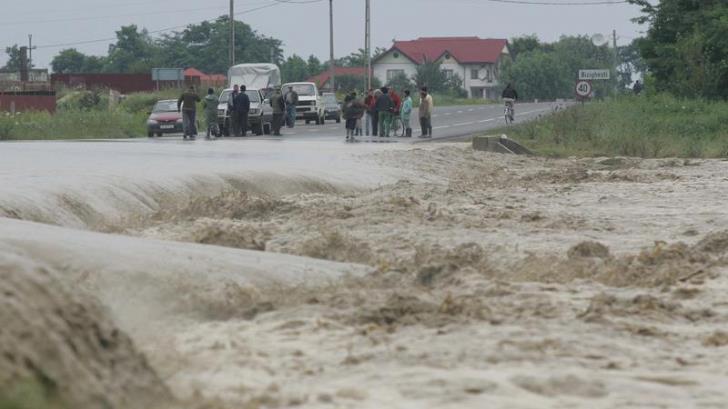 Pericol de inundatii pe rauri din judetele din nordul si vestul tarii. COD GALBEN pana marti!