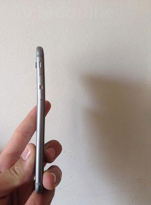 Te indoiesti de calitatea noului iPhone 6 Plus? El se indoaie!