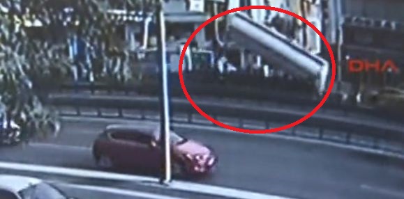 Un mort si patru raniti la ISTANBUL, dupa ce o pasarela pietonala s-a prabusit (VIDEO)