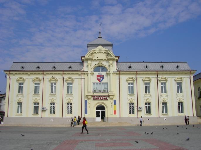 Fosti angajati de la Primaria Caracal, arestati