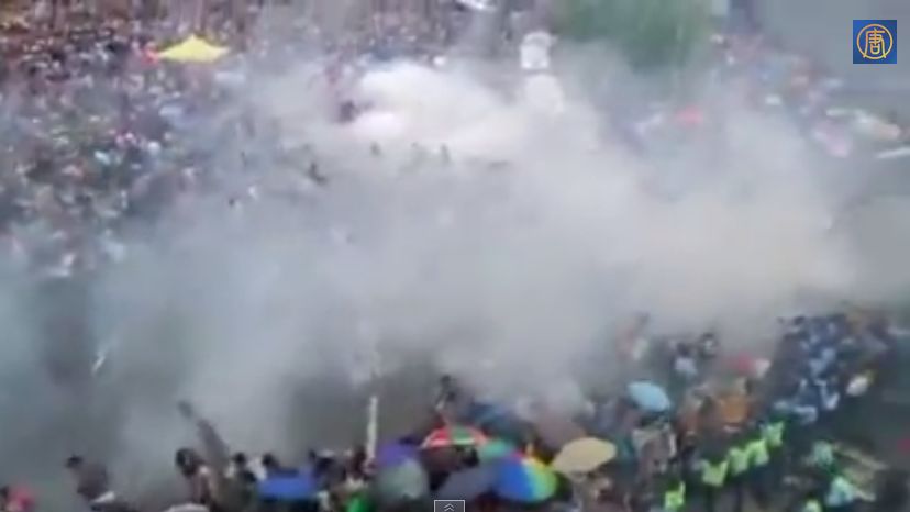 Incidente violente la Hong Kong: peste 20 de raniti. Politia a folosit gaze lacrimogene (VIDEO)