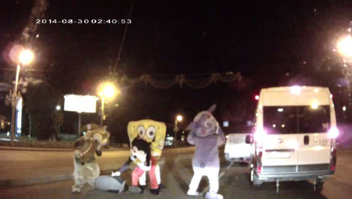 Cum au ajuns Mickey Mouse si SpongeBob sa se bata cu soferii in trafic ca ultimii golani!