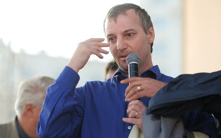 Adrian Sobaru, nou incident socant: A intrat cu masina in gardul sediului Guvernului!