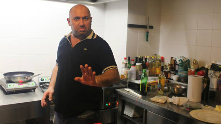 Chef Scarlatescu vinde tunici si tigai pe internet