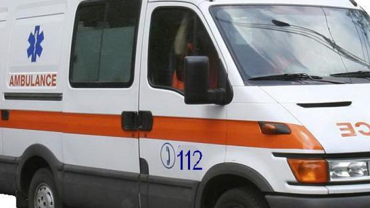 Incident intr-un autobuz. 13 muncitori, pe mana medicilor, cu arsuri