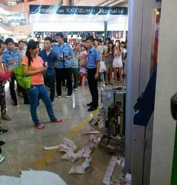 O chinezoaica a distrus un ATM cu mainile goale. Statul a angajat-o imediat!