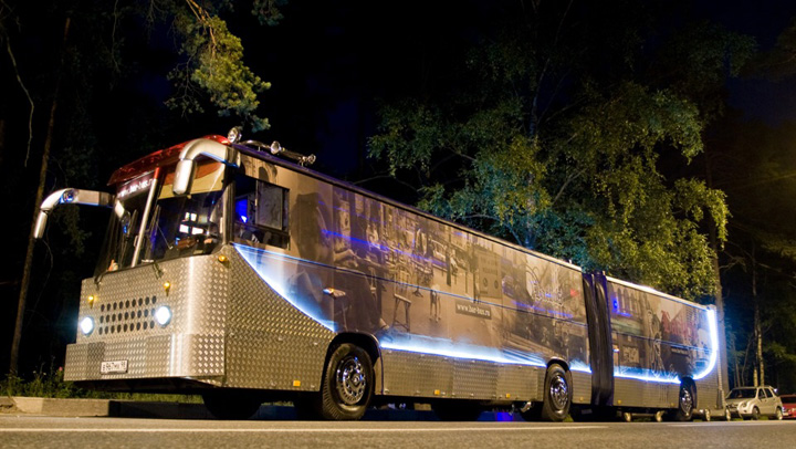 Ultima fita in materie de petreceri la Sankt Petersburg: disco-party in autobuze!