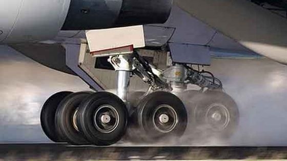 Trupul unui copil, găsit în trenul de aterizare al unui avion