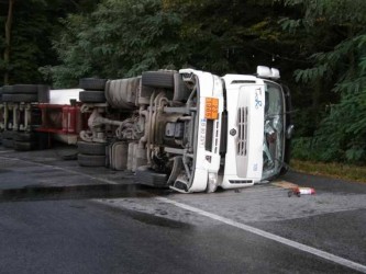 O cisterna s-a rasturnat pe DN 6. Circulatia rutiera, ingreunata