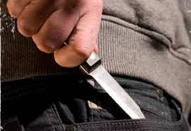 Episod violent in Iasi. Femeie injunghiata in gat