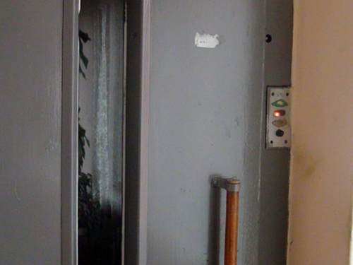 Incident intr-o cladire din Capitala: O femeie a cazut cu liftul