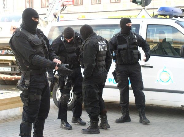 Acțiune de amploare a IGPR în București și în alte 6 județe. Tun de două milioane de lei la o bancă din România
