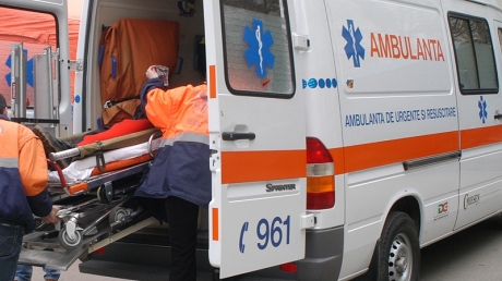 Accident in Sibiu. Doi muncitori, dusi de urgenta la spital