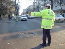 Politist de la Rutiera, lovit de o masina, intr-o intersectie din Capitala