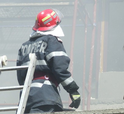 Barbat gasit mort intr-un apartament care a luat foc