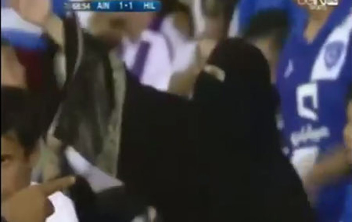 Scandal in Arabia Saudita. O femeie pe stadion, la meciul lui Reghe. Indiciu: nu e Anamaria!