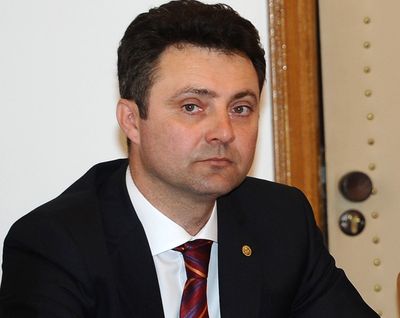 Nitu, prima reactie in chestiunea folosirii coloanei oficiale
