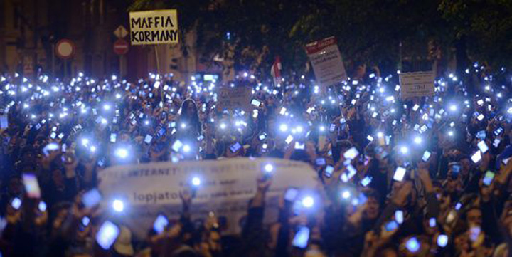 Ungurii iau foc la scumpirea Internetului