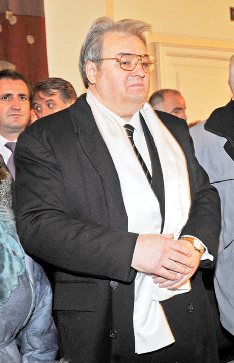 Averea lui Vadim, vanduta la bucata