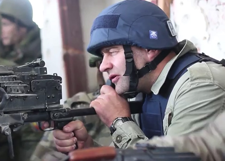 Un star al filmelor rusesti, filmat in timp ce tragea in tinte vii, alaturi de separatisti