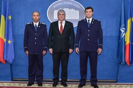 Primii doi politisti care au ajuns la locul accidentului aviatic din Sibiu au primit placheta de onoare a MAI