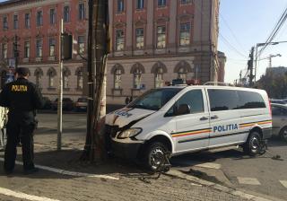 Masina a politiei, aflata in drum spre tribunal, implicata intr-un accident in Cluj: doi raniti