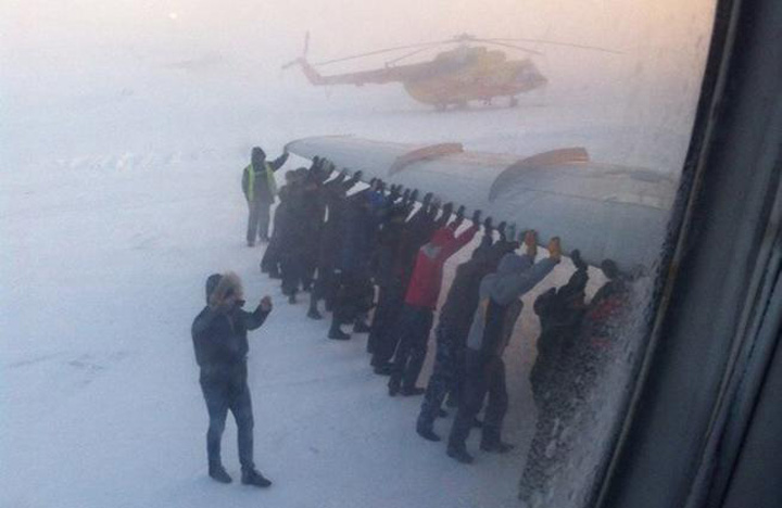 Pasagerii, pusi sa impinga avionul ca s-o ia din loc!