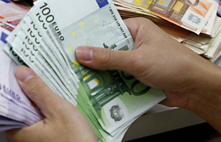 DGA: Secretara unei școli din București, prinsă în flagrant