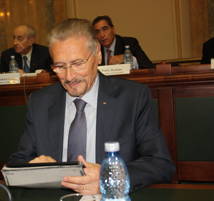 Emil Constantinescu, tras de barba din cauza PSD