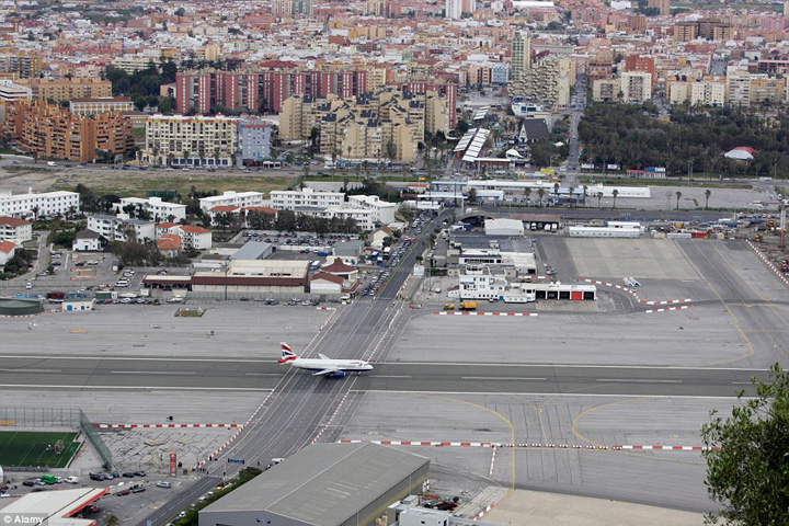 Pentru a iesi din Gibraltar, trebuie sa astepti la bariera ca sa treaca avionul!