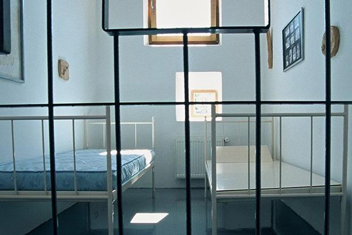 Cazare la pret mic si la mititica! Experienta inedita intr-un batran penitenciar din Slovenia